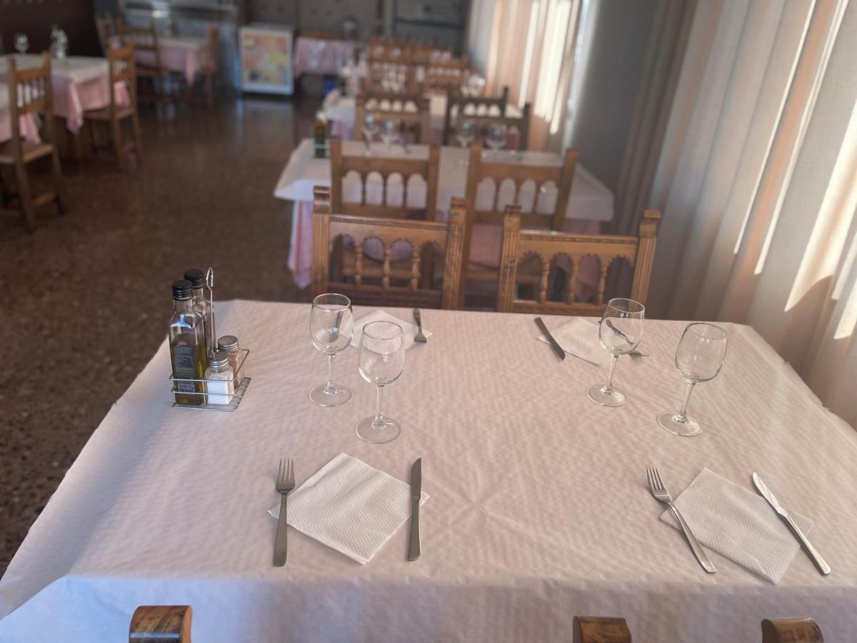 Hotel Reina Isabel Лерида Экстерьер фото