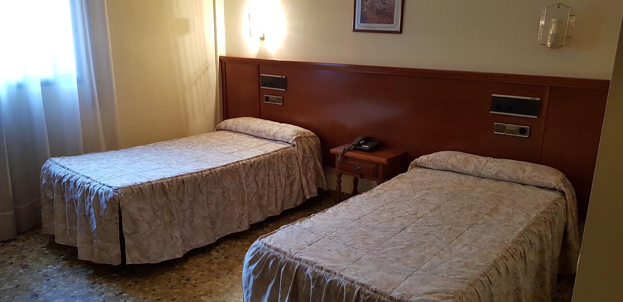 Hotel Reina Isabel Лерида Экстерьер фото