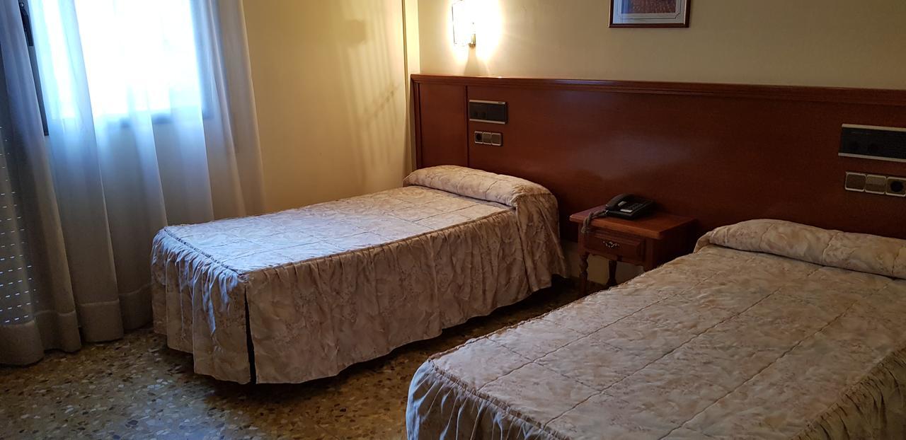 Hotel Reina Isabel Лерида Экстерьер фото
